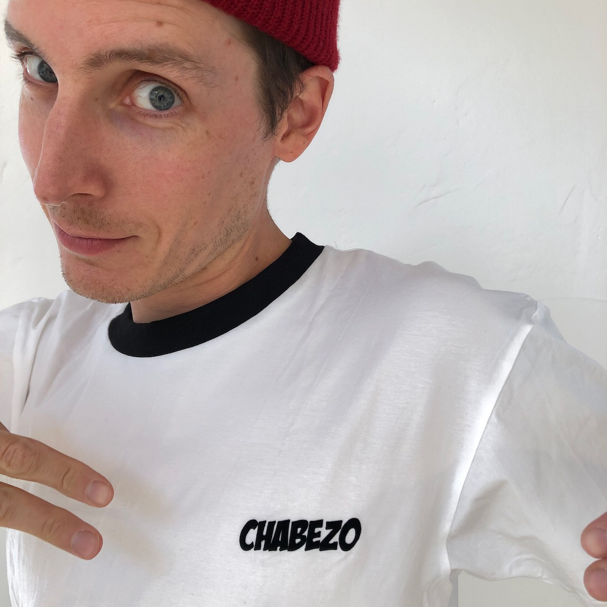 Chabezo Logo Untailliertes Shirt weiß